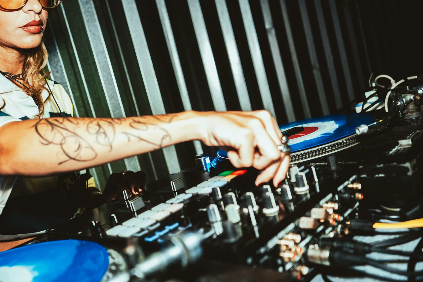 DJ tocando discos no Parque
