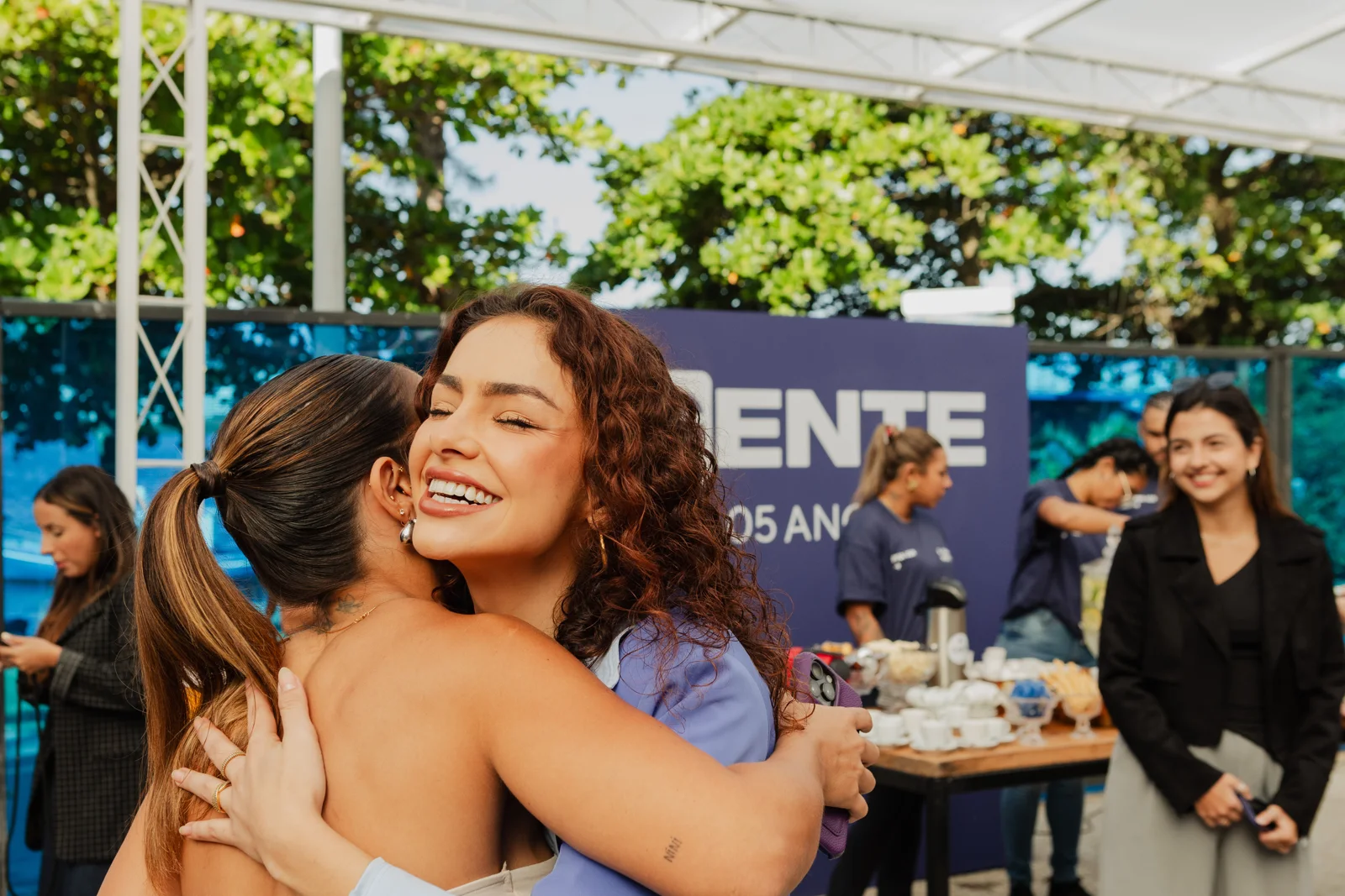 Amigas se abraçando em um encontro no Parque
