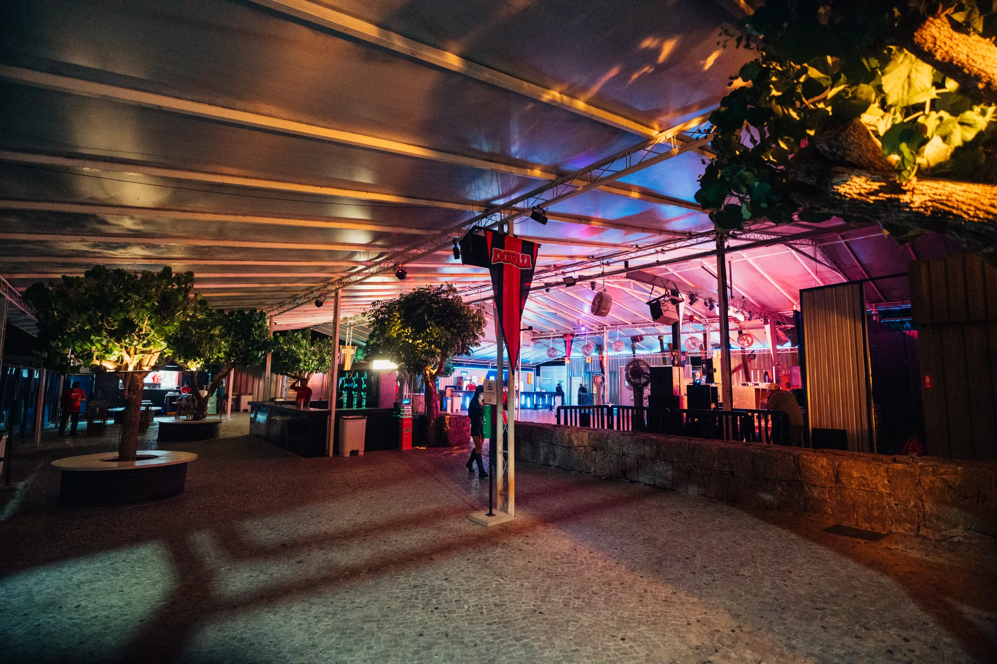 Espaço coberto do Parque iluminado à noite